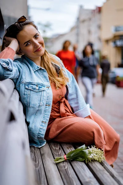 Joven Hermosa Mujer Pasea Por Ciudad Europa Foto Calle Mujer — Foto de Stock