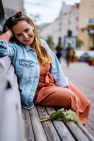 Joven Hermosa Mujer Pasea Por Ciudad Europa Foto Calle Mujer — Foto de Stock