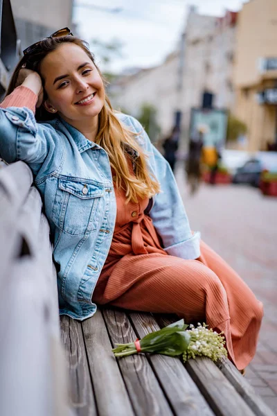 Jonge Mooie Vrouw Loopt Rond Stad Europa Straat Foto Vrouw — Stockfoto