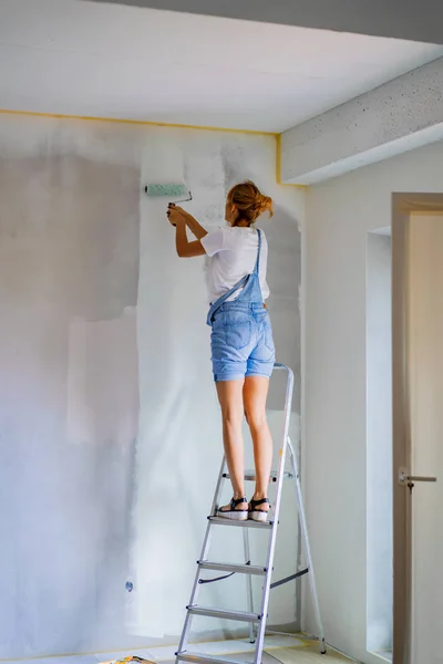 Young Beautiful Woman Makes Repairs Apartment Paints Walls Roller Molar — Stock Photo, Image