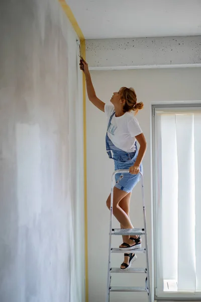Giovane Bella Donna Riparazioni Appartamento Dipinge Pareti Con Rullo Lavori — Foto Stock