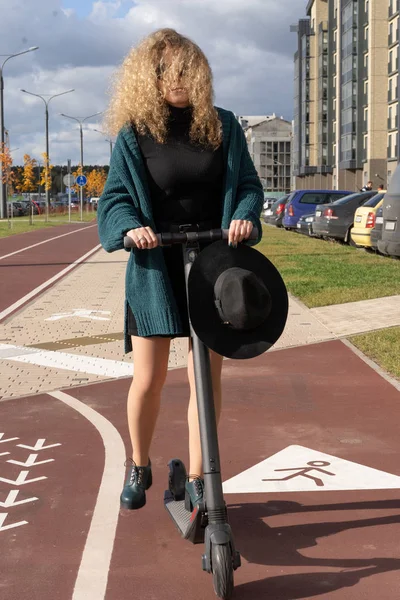 Jonge Mooie Vrouw Paardrijden Een Elektrische Scooter Naar Het Werk — Stockfoto