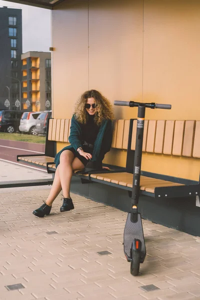 Jonge Mooie Vrouw Paardrijden Een Elektrische Scooter Naar Het Werk — Stockfoto