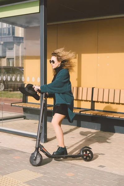 Jonge Mooie Vrouw Paardrijden Een Elektrische Scooter Naar Het Werk — Stockfoto