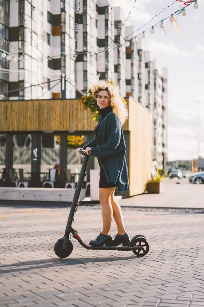 Joven Hermosa Mujer Montando Scooter Eléctrico Para Trabajar Chica Moderna — Foto de Stock