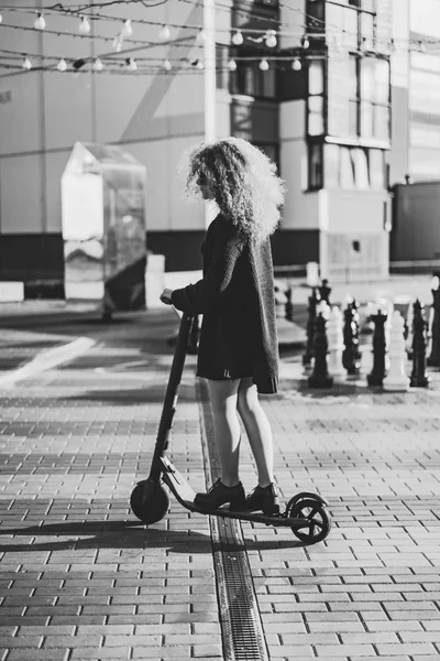 Jonge Mooie Vrouw Paardrijden Een Elektrische Scooter Naar Het Werk — Stockfoto