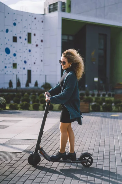 若い美しい女性が働くために電動スクーターに乗って 現代の女の子 新世代 電気輸送 生態系 — ストック写真
