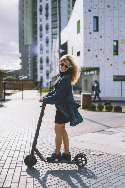 Mulher Bonita Nova Montando Uma Scooter Elétrica Para Trabalhar Menina — Fotografia de Stock