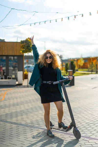 若い美しい女性が働くために電動スクーターに乗って 現代の女の子 新世代 電気輸送 生態系 — ストック写真