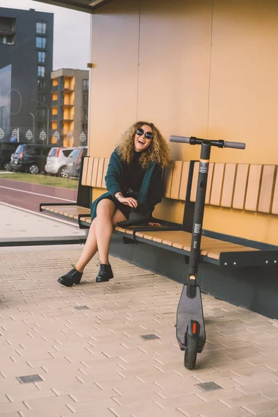 Joven Hermosa Mujer Montando Scooter Eléctrico Para Trabajar Chica Moderna —  Fotos de Stock