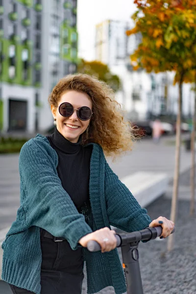 Mulher Bonita Nova Montando Uma Scooter Elétrica Para Trabalhar Menina — Fotografia de Stock