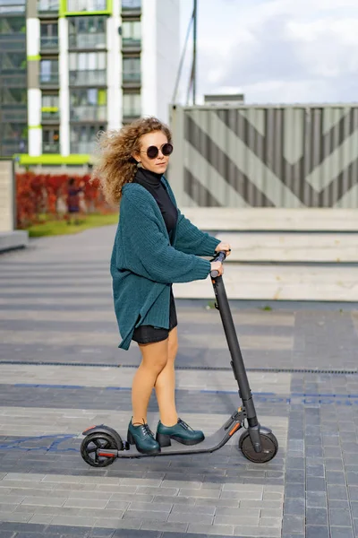 Junge Schöne Frau Die Mit Einem Elektroroller Zur Arbeit Fährt — Stockfoto