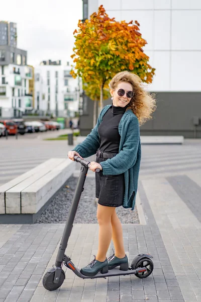 Jonge Mooie Vrouw Paardrijden Een Elektrische Scooter Naar Het Werk — Stockfoto