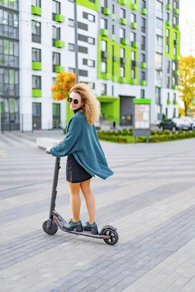 Junge Schöne Frau Die Mit Einem Elektroroller Zur Arbeit Fährt — Stockfoto