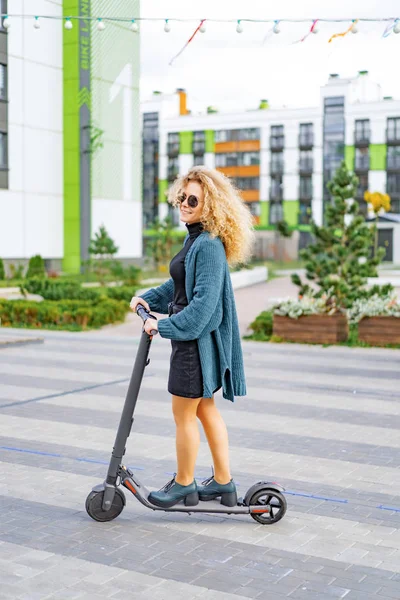 Jonge Mooie Vrouw Paardrijden Een Elektrische Scooter Naar Het Werk — Stockfoto