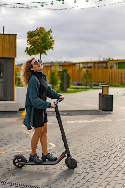 Jonge Mooie Vrouw Paardrijden Een Elektrische Scooter Naar Het Werk — Stockfoto