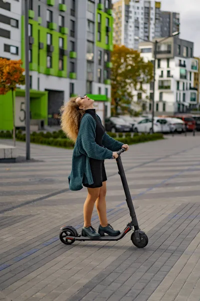 Jonge Mooie Vrouw Paardrijden Een Elektrische Scooter Naar Het Werk — Stockfoto