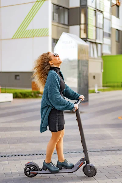 Jonge Mooie Vrouw Paardrijden Een Elektrische Scooter Naar Het Werk — Stockfoto