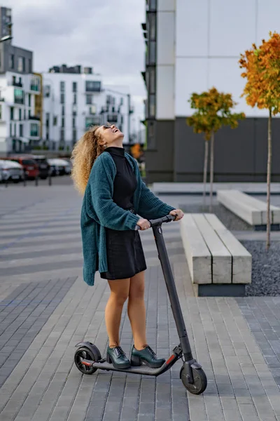 Junge Schöne Frau Die Mit Einem Elektroroller Zur Arbeit Fährt — Stockfoto