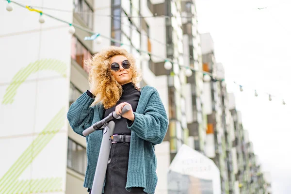 Jeune Belle Femme Chevauchant Scooter Électrique Pour Travailler Fille Moderne — Photo