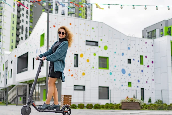 Jonge Mooie Vrouw Paardrijden Een Elektrische Scooter Naar Het Werk — Stockfoto