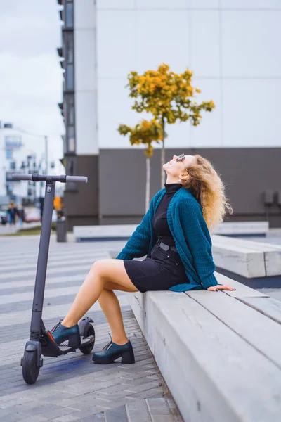 Ung Vacker Kvinna Rida Elektrisk Skoter Till Jobbet Modern Flicka — Stockfoto