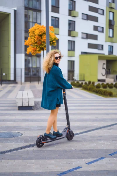 Junge Schöne Frau Die Mit Einem Elektroroller Zur Arbeit Fährt — Stockfoto