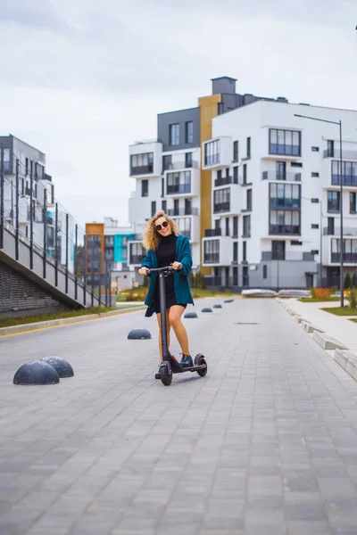 Joven Hermosa Mujer Montando Scooter Eléctrico Para Trabajar Chica Moderna —  Fotos de Stock