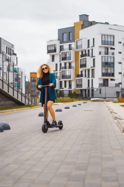 Junge Schöne Frau Die Mit Einem Elektroroller Zur Arbeit Fährt — Stockfoto