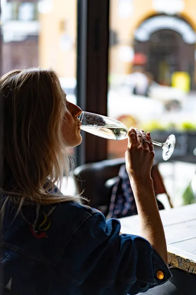 Jovem Mulher Bonita Café Uma Mulher Bebendo Champanhe Café Falando — Fotografia de Stock