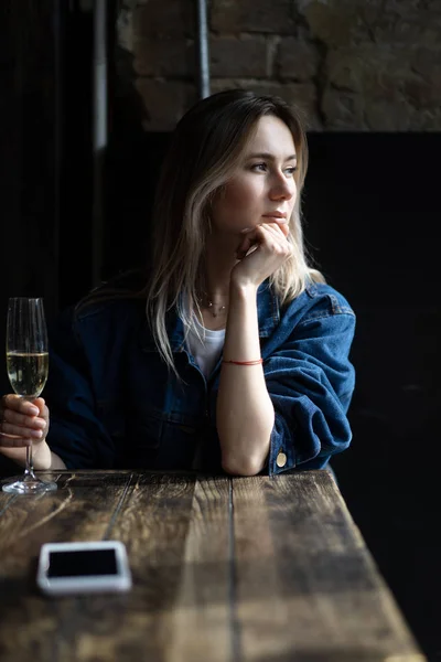 Giovane Bella Donna Caffè Una Donna Che Beve Champagne Caffè — Foto Stock