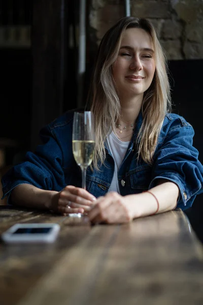 Ung Vacker Kvinna Ett Café Kvinna Som Dricker Champagne Ett — Stockfoto