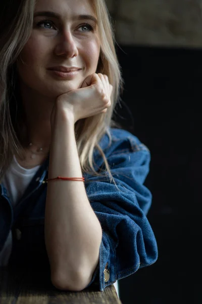 Jovem Mulher Bonita Café Uma Mulher Bebendo Champanhe Café Falando — Fotografia de Stock