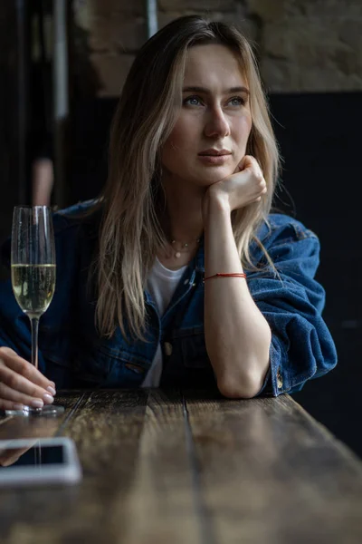 Giovane Bella Donna Caffè Una Donna Che Beve Champagne Caffè — Foto Stock