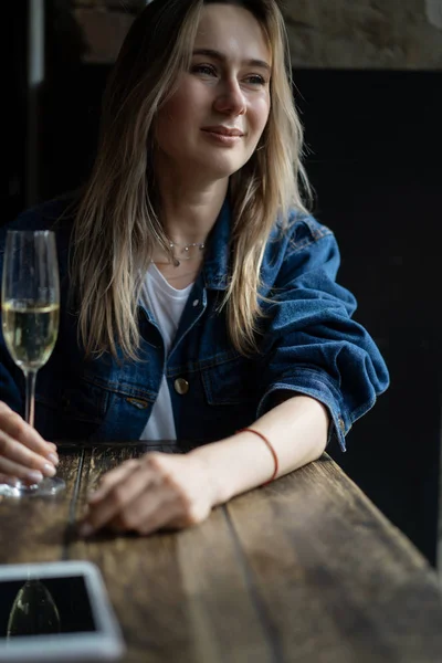 Giovane Bella Donna Caffè Una Donna Che Beve Champagne Caffè — Foto Stock