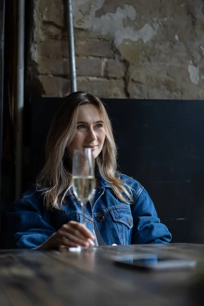 Jonge Mooie Vrouw Een Café Een Vrouw Die Champagne Drinkt — Stockfoto