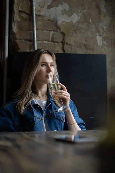 Giovane Bella Donna Caffè Una Donna Che Beve Champagne Caffè — Foto Stock