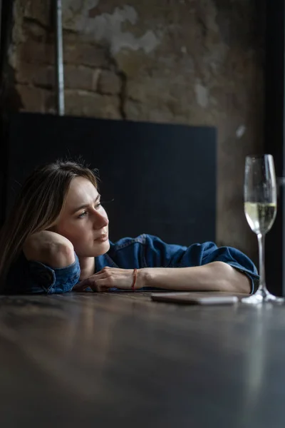 Young Beautiful Woman Cafe Woman Drinking Champagne Cafe Talking — Stock Photo, Image