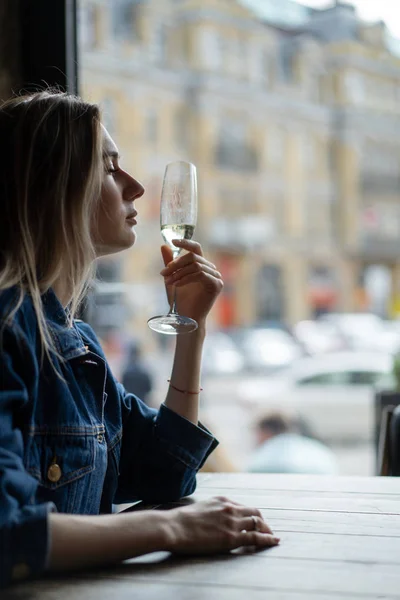 カフェで若い美しい女性 カフェでシャンパンを飲んで話をする女性 — ストック写真