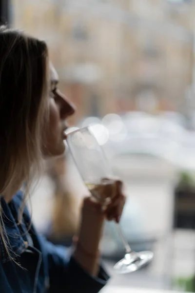 Joven Hermosa Mujer Café Una Mujer Bebiendo Champán Café Hablando —  Fotos de Stock