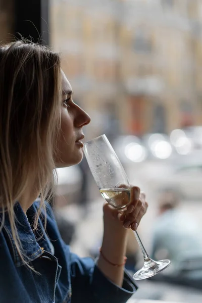 カフェで若い美しい女性 カフェでシャンパンを飲んで話をする女性 — ストック写真