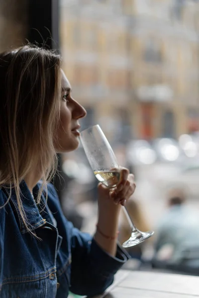 カフェで若い美しい女性 カフェでシャンパンを飲んで話をする女性 — ストック写真