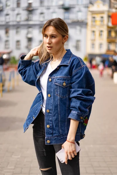 Joven Hermosa Mujer Pasea Por Ciudad Europa Foto Calle Mujer —  Fotos de Stock