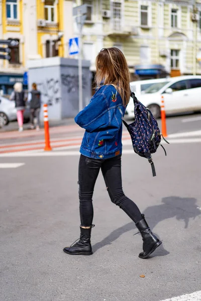 Jovem Mulher Bonita Anda Pela Cidade Europa Foto Rua Posando — Fotografia de Stock