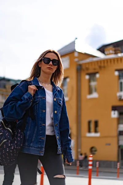 Joven Hermosa Mujer Pasea Por Ciudad Europa Foto Calle Mujer — Foto de Stock