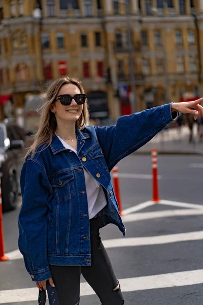 若い美しい女性は ヨーロッパの街を歩き回ります ストリートフォト 市内中心部にポーズ女性 — ストック写真