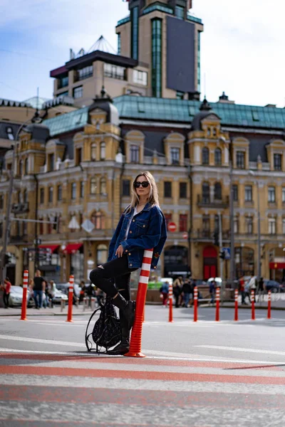 Ung Vacker Kvinna Promenader Runt Staden Europa Gatufoto Kvinnlig Poserar — Stockfoto