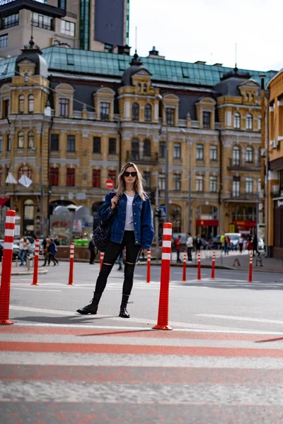 Ung Vacker Kvinna Promenader Runt Staden Europa Gatufoto Kvinnlig Poserar — Stockfoto