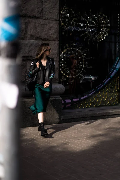 Junge Schöne Frau Geht Durch Die Stadt Europa Straßenfotos Weibliche — Stockfoto
