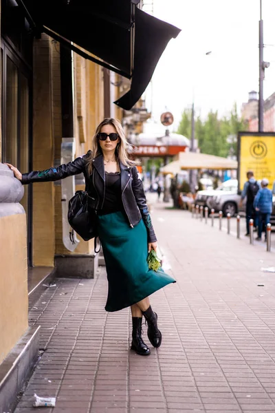 Ung Vacker Kvinna Promenader Runt Staden Europa Gatufoto Kvinnlig Poserar — Stockfoto